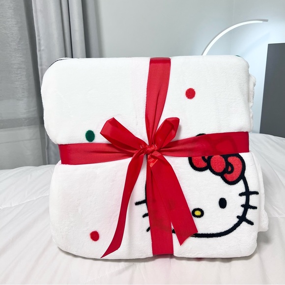 Hello Kitty Christmas Blanket - Picture 1 of 5